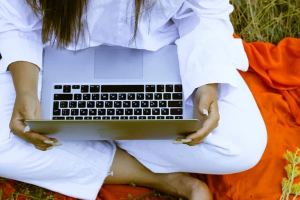 Uigenkendelig Pige Hvid Dragt Skriver Bærbar Tastatur Sidder Orange Plaid - Stock-foto