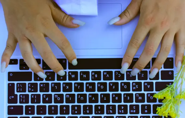 Ένα Αγνώριστο Κορίτσι Λευκό Κοστούμι Δακτυλογραφεί Ένα Πληκτρολόγιο Laptop Που — Φωτογραφία Αρχείου