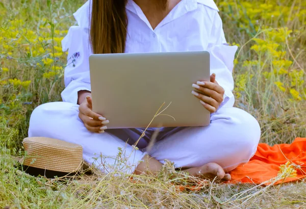 Ένα Αγνώριστο Κορίτσι Λευκό Κοστούμι Δακτυλογραφεί Ένα Πληκτρολόγιο Laptop Που — Φωτογραφία Αρχείου