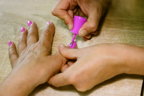 Una Manicurista Aplica Esmalte Uñas Shellac Gel Rosa Con Cepillo —  Fotos de Stock