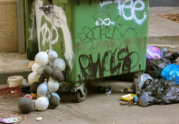 Green Metal Dirty Can Dumpster Full Trash Garbage Trash Bags — 图库照片