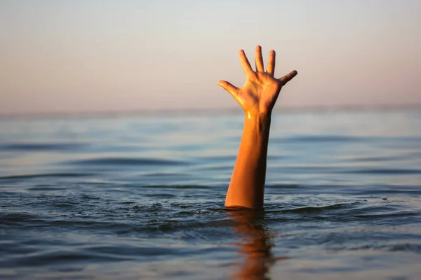 男が水に溺れている 水の下から手が見える 溺れてる人は助けを必要としてる リスク 池に住んでいるための危険性 Sosの概念 溺れた被害者 — ストック写真