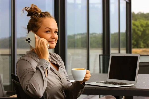 Μια Όμορφη Επιχειρηματίας Που Μιλάει Smartphone Κάθεται Μια Βεράντα Εστιατορίου — Φωτογραφία Αρχείου