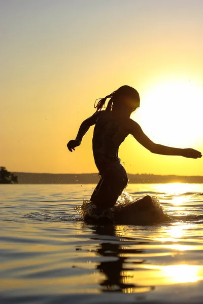 Suda Oynayan Mutlu Çocukların Silueti Çocuklar Eğlenir Eğlenir Deniz Göl — Stok fotoğraf