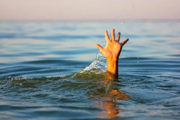 Hombre Está Ahogando Agua Una Mano Asoma Desde Debajo Del — Foto de Stock