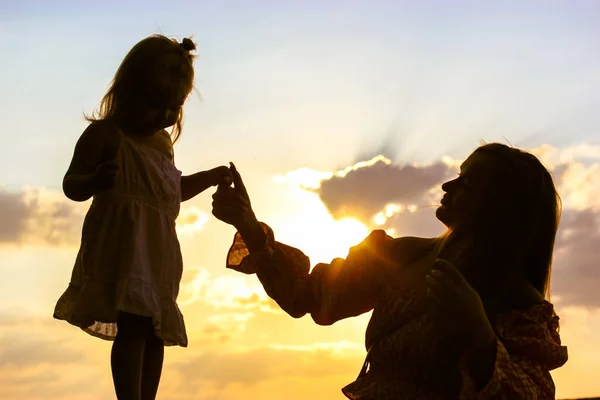 Silhouettes Mother Holding Child Hand Sunset Young Mom Little Baby — Stock Photo, Image