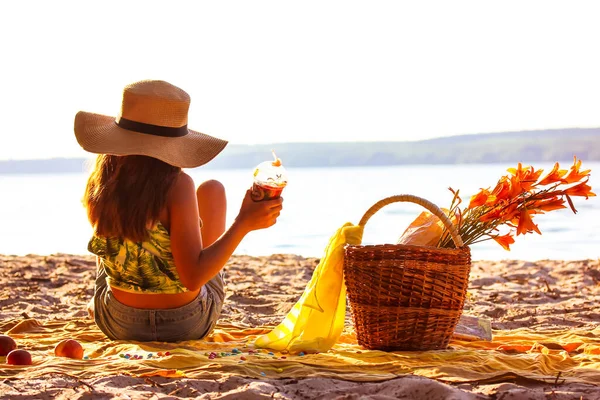 Elinde Limonatayla Kumsalda Oturan Hasır Şapkalı Güzel Bir Genç Kız — Stok fotoğraf