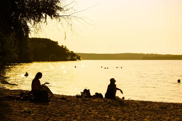 Pessoas Que Relaxam Uma Margem Rio Lago Mar Pôr Sol — Fotografia de Stock