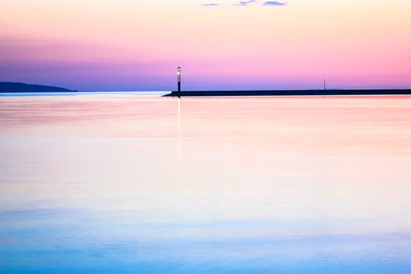 Lighthouse Glowing Distance Concrete Breakwater Horizon Beautiful Seascape Purple Sky — Stock Photo, Image