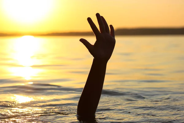 Hombre Está Ahogando Agua Atardecer Una Mano Asoma Desde Debajo — Foto de Stock