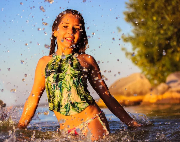 Schöne Lächelnde Glückliche Teenager Mädchen Die Sommer Einem Meer Herumtollen — Stockfoto