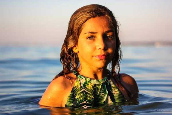 Denizde Poz Veren Gülümseyen Güzel Bir Genç Kız Güzel Bir — Stok fotoğraf