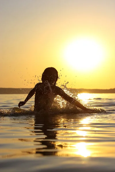 Silueta Niños Felices Jugando Agua Los Niños Juguetean Divierten Saltan — Foto de Stock