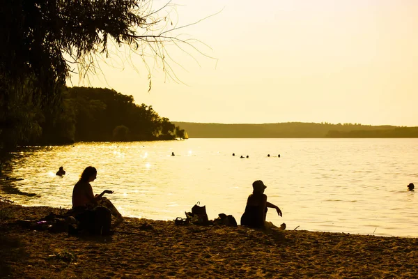 Pessoas Que Relaxam Uma Margem Rio Lago Mar Pôr Sol — Fotografia de Stock