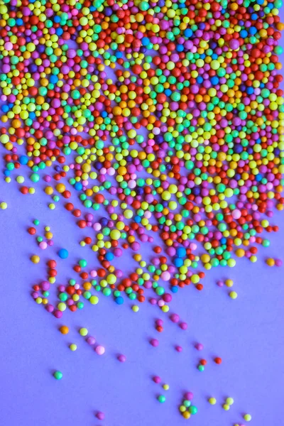 Muitas Bolas Espuma Coloridas Espalhadas Fundo Roxo Fundo Confete Multicolorido — Fotografia de Stock