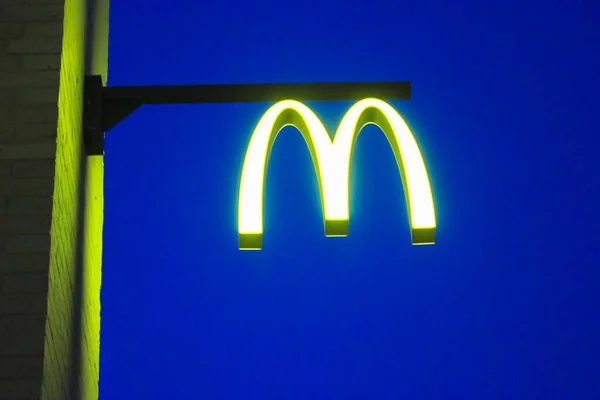 乌克兰基辅 2021年5月4日 麦当劳的标志映衬着蓝色的夜空 明亮的金黄色拱形标志 一个品牌的字母M相对于夜空的形式 美国快餐馆咖啡店 — 图库照片