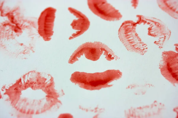 白い紙の背景にセクシーなピンクの赤い女性のリッププリントのセットトップビュー キスは平然とした 口紅の指紋マーク 女性らしさ 愛の概念 世界キスの日 バレンタインデー 素敵な背景 — ストック写真