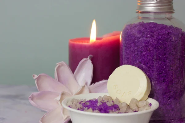 一罐紫色薰衣草海盐 一碗配上圆形肥皂 点着丁香蜡烛 美丽的花朵组成 温泉治疗 身体和面部护理 化妆品 女人的美丽复制空间 — 图库照片