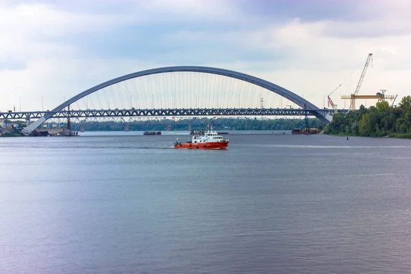 Kiev Ucrânia Setembro 2021 Navio Branco Vermelho Desce Rio Dnipro — Fotografia de Stock