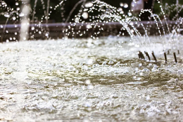 Rozlewanie Wody Fontannie Letnim Miejskim Parku Miejskim Strumienie Wody Abstrakcyjny — Zdjęcie stockowe