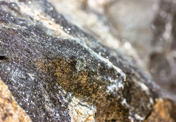 화강암의 가까이 배경으로 치료하지 커다란 회색빛나는 표면에 황금빛이나 베이지 줄무늬가 — 스톡 사진
