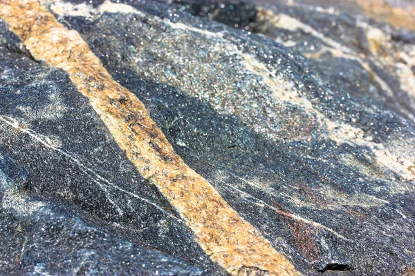 石のテクスチャを近いうちに花崗岩 侵入岩の背景 ベージュのストライプを持つ大規模な未処理の灰色の青石の表面 天然素材 大理石岩のマクロ写真の背景 — ストック写真