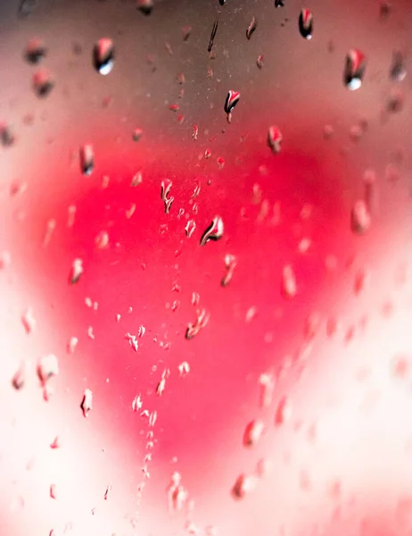 Размытое Красное Сердце Стеклянным Окном Капельками Дождя Поверхности День Святого — стоковое фото