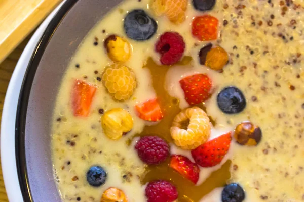 Porridge Quinoa Lait Coco Miel Fruits Frais Baies Vue Dessus — Photo