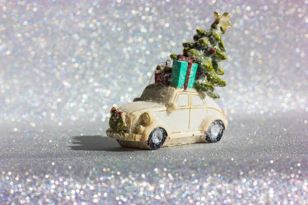 Weißes Spielzeugauto Mit Grünem Tannenbaum Auf Dem Dach Fährt Vor — Stockfoto