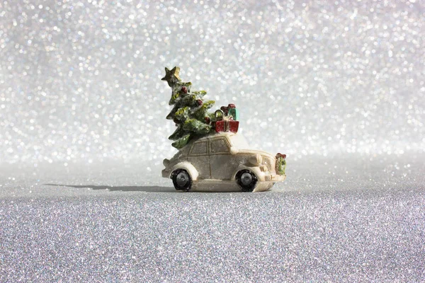 Weißes Spielzeugauto Mit Grünem Tannenbaum Auf Dem Dach Fährt Vor — Stockfoto