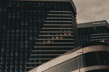 KYIV, Ukrayna 5 Ekim 2025 Geometrik bina tasarımlı modern mimari. Fotoğrafta çarpıcı mimari unsurları ve kasvetli bir atmosferi olan çağdaş bir şehir manzarası gösteriliyor.. 