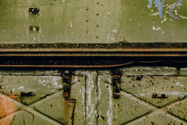 Eski yıpranmış metal bir yüzey. Boya, pas lekeleri, çizikler, dokular. Grunge ayrıntıları arka planlar, tasarım elementleri, klasik endüstriyel kavramlar için idealdir. Metalik yüzey ve perçin. 