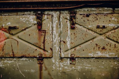 Eski yıpranmış metal bir yüzey. Boya, pas lekeleri, çizikler, dokular. Grunge ayrıntıları arka planlar, tasarım elementleri, klasik endüstriyel kavramlar için idealdir. Metalik yüzey ve perçin. 