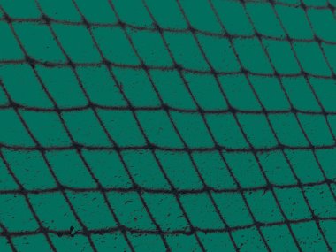 Soyut yeşil arkaplan ve bir spor sahası ya da internete benzeyen koyu renk şebeke dokusu. Geometrik desen spor tasarımı, fitness markalaşması, modern web düzeni, posterler, kalın grafik projeleri için mükemmel..