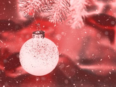 Kırmızı parıltılı sihirli Noel süsü düşen kardaki şenlikli bir ağaç dalına asılmış. Canlı tatil atmosferini ve 2026 yılının sihrini yakalıyorum. Çin Yeni Yıl Festivali kırmızı afişi