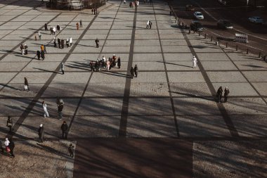 Kyiv, Ukrayna 13 Aralık 2025. Sofiiska Meydanı 'nın gündüz manzarasında ana meydanda kalabalıklar, arka planda da ise eğik kayma etkisiyle yakalanan tarihi binalar görülüyor. Hava şehri görünümü
