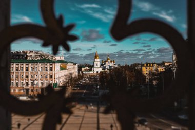 KYIV, Ukrayna 13 Aralık 2025 Kyivlerin tarihi merkezinin panoramik bir görüntüsü, klasik ve modern mimarisi ve bulutlu gökyüzü ile ikonik altın kubbeli St. Michaels Altın Kubbe Manastırı 'nı sergiliyor..