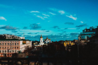 KYIV, Ukrayna 13 Aralık 2025 Kyivlerin tarihi merkezinin panoramik bir görüntüsü, klasik ve modern mimarisi ve bulutlu gökyüzü ile ikonik altın kubbeli St. Michaels Altın Kubbe Manastırı 'nı sergiliyor..
