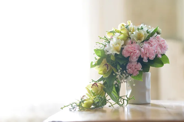 Vaze güzel ve güzel köprü buket