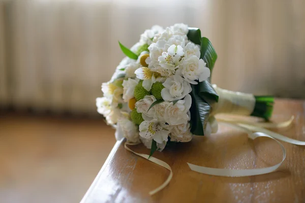 Bouquet da ponte bello e grazioso sul tavolo — Foto Stock