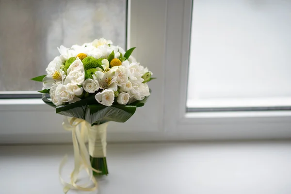 Bouquet di ponte bello e grazioso sulla finestra — Foto Stock