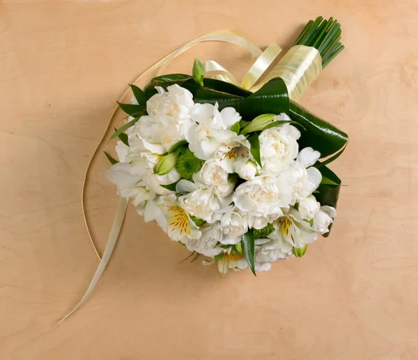 Bouquet da ponte bello e grazioso sul tavolo — Foto Stock