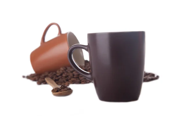 Дві чашки кави та кавові зерна ізольовані — стокове фото