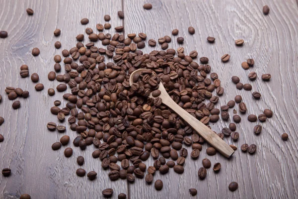 kahve çekirdekleri ve ahşap zemin üzerine kaşık