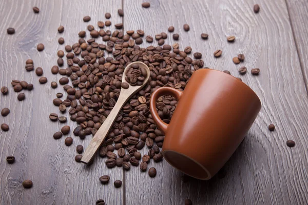 kahve fincanı kahve çekirdekleri ile ahşap arka plan üzerinde