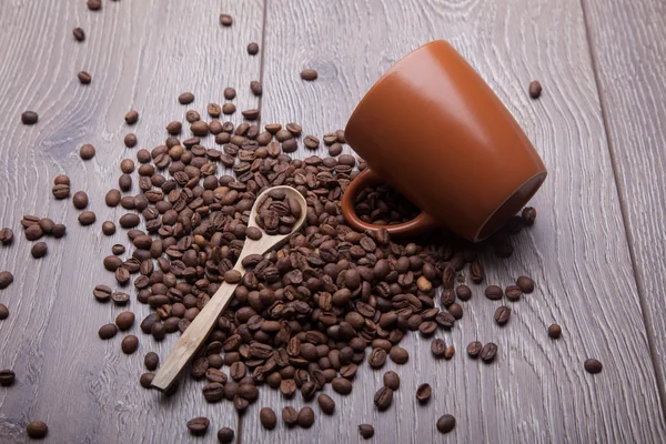 Ahşap arka planda kahve fincanı