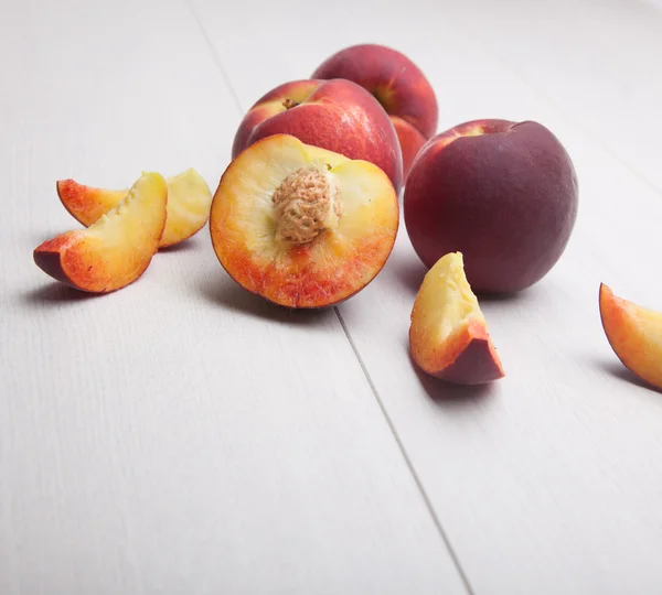 Şeftali dilimleri ile beyaz Danışma