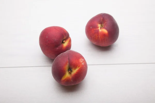 Şeftalilerin beyaz Danışma