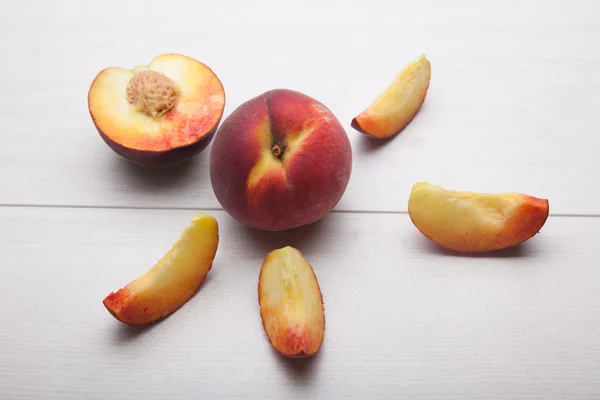 Şeftalilerin beyaz Danışma