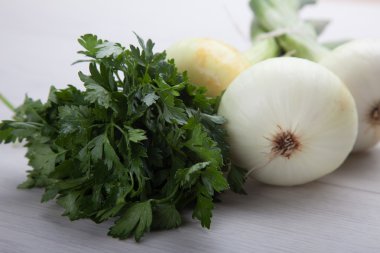 soğan ve maydanoz üstünde okul sırası